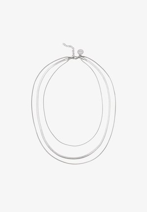 Sølvtonet halskæde med tre strenge i forskellig tykkelse, hver med en glat, poleret overflade og en lille justerbar lås.