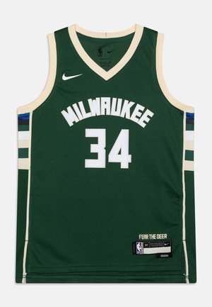 Maillot de basket vert avec lettrage blanc "MILWAUKEE" et le numéro "34". Présente des finitions beiges, des bandes latérales en bleu, vert et accents noirs. Logo Nike inclus.