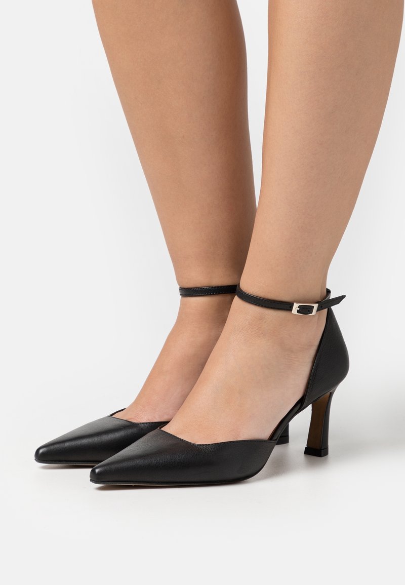 ÁNGEL ALARCÓN Pumps - black