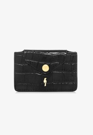 Czarny błyszczący portfel o fakturze krokodyla z klapką w kształcie koperty, złotym okrągłym zatrzaskiem i małym złotym abstrakcyjnym emblematem na przedzie.