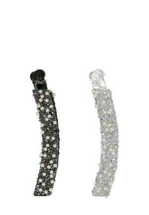 Due mollette per capelli: una nera, decorata con perline e perle; l'altra argentata, con strass trasparenti e perle. Entrambe hanno un design curvo.
