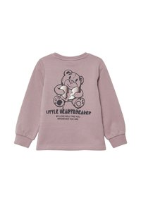 Jasnoróżowy bawełniany sweatshirt z długimi rękawami, z grafiką niedźwiedzia trzymającego serce oraz tekstem poniżej. Miękka faktura, casualowy design.