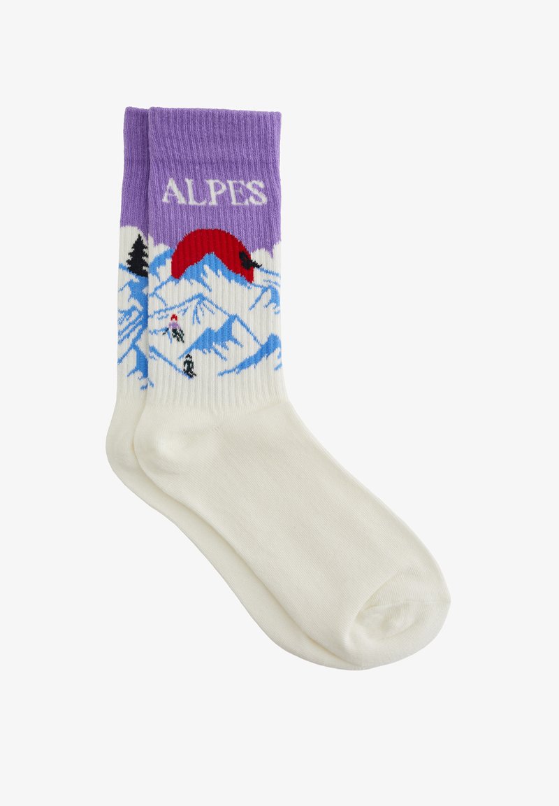 Pletené ponožky s bielym základom, fialovým lemem s nápisom "ALPES" a horskou scénou v modrej, červenej a čiernej farbe so snehom a stromami.