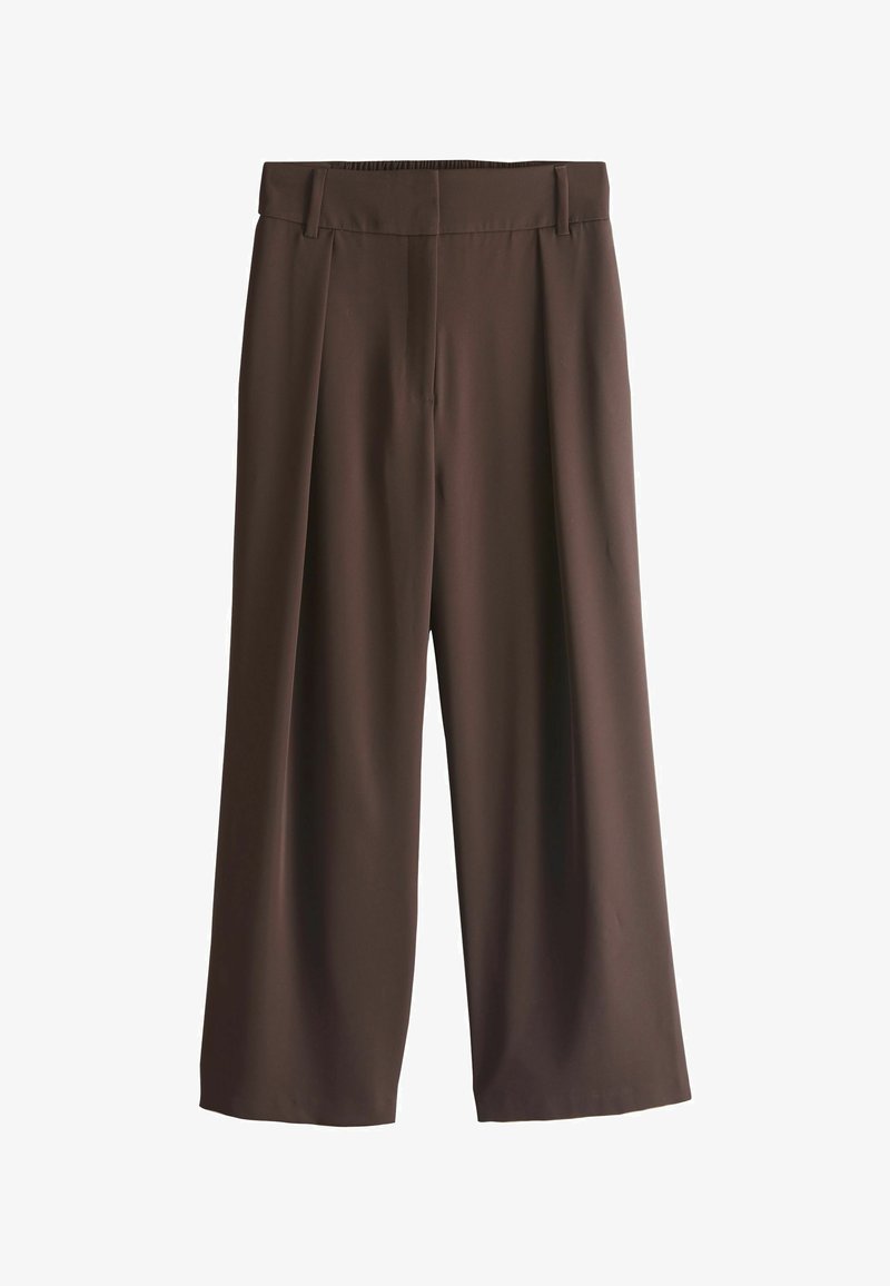 Pantalon large marron avec passants de ceinture, plis à l'avant et finition en tissu lisse, présenté sur un fond blanc.