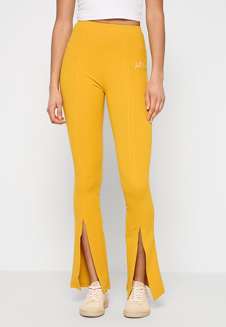 Sixth June Broek geel