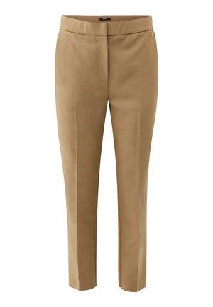 Beżowe, dopasowane spodnie o wąskim kroju z paskiem w talii i kantem z przodu, zaprojektowane do noszenia formalnego lub biznesowego.