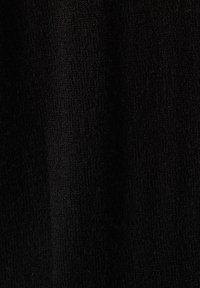 Zwarte gebreide stof, fijne textuur, gelijkmatige weving, kleine vezels zichtbaar, matte afwerking zonder patronen of hardwaredetails.