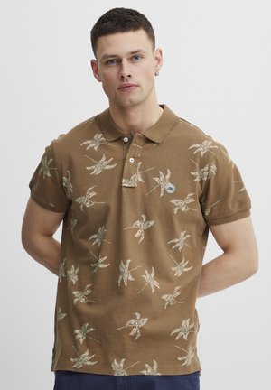 Kortærmet polo shirt i brunt bomuld med et bladmønster, tre knaplukninger og et logo-badge på brystet.