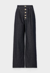 - Wide leg