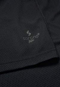 Czarna sportowa koszulka z teksturowanej siateczki, z logo marki "sorona®" oraz "AGILE" w szarym kolorze na dolnym rogu.