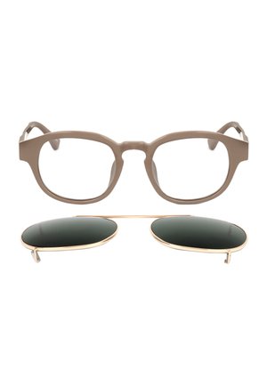 Montature per occhiali in plastica marrone con lenti trasparenti e occhiali da sole con clip separati dalla montatura dorata e lenti verde scuro sotto.