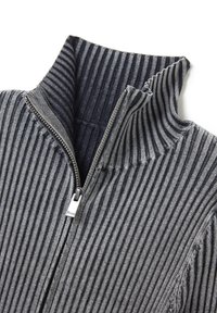 Grau gerippter Pullover mit hohem Kragen, ausgestattet mit einem Frontreißverschluss und kontrastierenden dunklen Streifen in einem weichen, strukturierten Stoff.