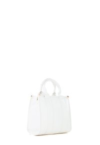 Borsa bianca in finta pelle liscia, con dettagli di cuciture verticali, doppi manici superiori e una cerniera dorata. Presenta una forma strutturata.