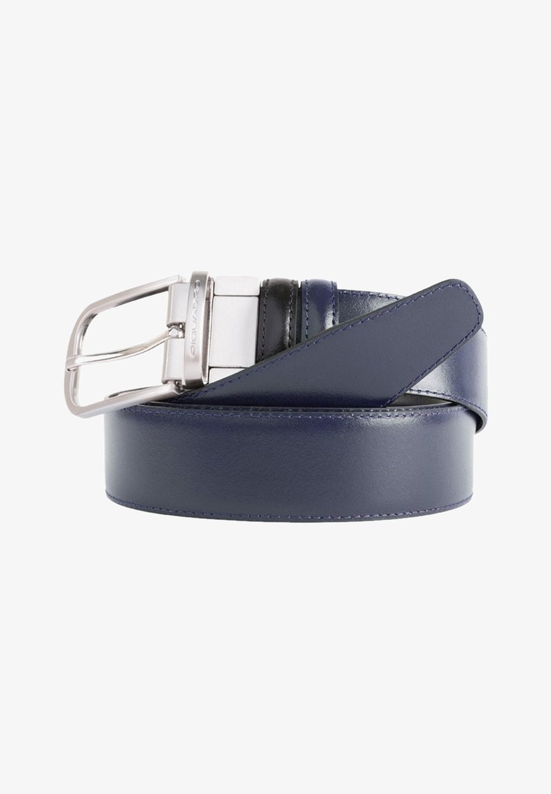 Ceinture en cuir marine avec une texture lisse, dotée d'une boucle argentée métallique et d'accents noirs contrastants, finition avec des coutures soignées.