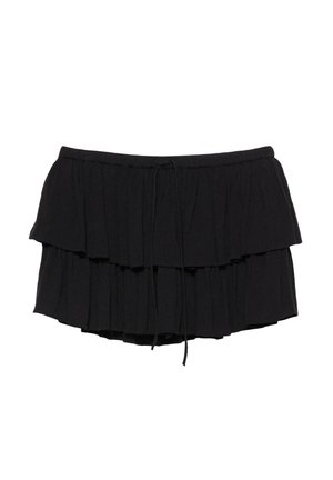 Čierna vrstvená plisovaná mini sukňa s elastickým pásom a šnúrkou na prednej strane na bielom pozadí.