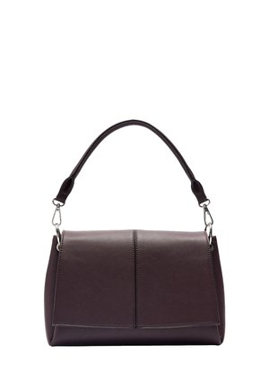 Ciemnobrązowa skórzana torba na ramię z jedną ramiączkiem, srebrnymi metalowymi zatrzaskami oraz klapą z przodu z pionowym przeszyciem na środku.