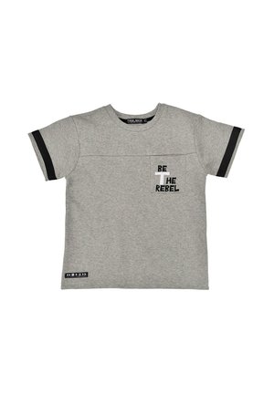 Graues T-Shirt mit kurzen Ärmeln und schwarzen Streifen an den Ärmeln, einer Brusttasche mit dem Schriftzug "BE THE REBEL" und einem kleinen schwarzen Etikett nahe dem Saum.