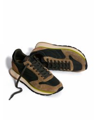 Zapatillas con un diseño de materiales mixtos, que presentan cuero negro, ante marrón y un acento verde lima sobre una suela intermedia blanca, punta redonda y cordones.