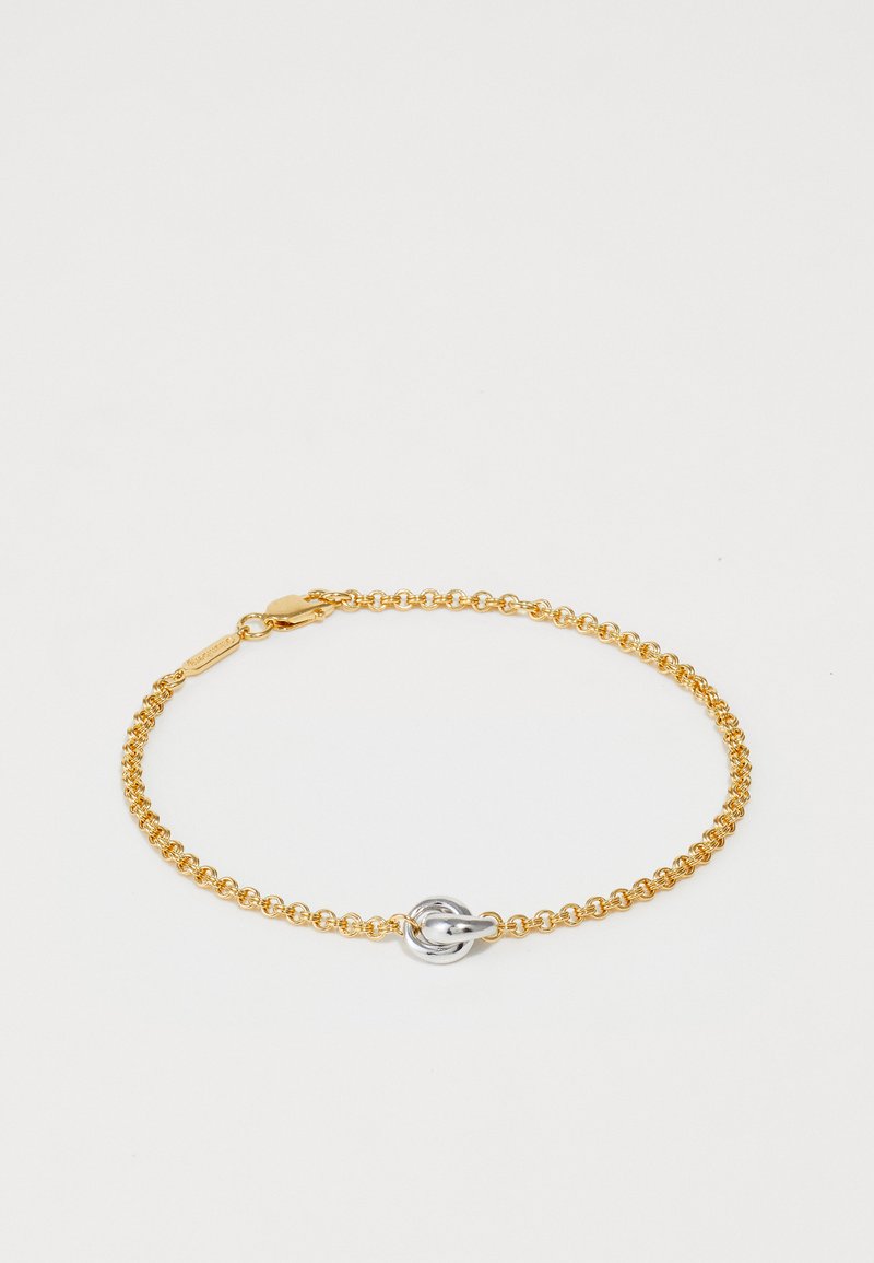 Bracelet en chaîne dorée avec un détail de nœud en argent entrelacé, des maillons texturés et un fermoir sécurisé. Design simple et élégant.