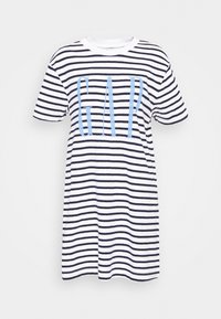 Pasiasta sukienka na krótki rękaw w kolorze granatowym i białym, z dużym niebieskim napisem "GAP" z przodu. Wykonana z miękkiego materiału bawełnianego.