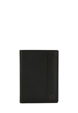 Portefeuille en cuir noir avec une surface texturée, de forme rectangulaire, poche latérale, et un petit logo circulaire détaillé en rouge dans le coin inférieur droit.