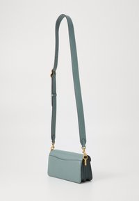 Schoudertas in gedempt teal leer, met een rechthoekige vorm. Voorzien van gouden hardware, een verstelbare strap en een gestructureerd oppervlak.