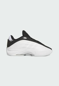 Scarpa sportiva in bianco e nero con tomaia in rete, design aerodinamico, perforazioni sui lati e suola testurizzata.