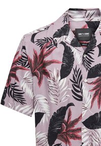 Camisa de manga corta con un fondo de color rosa claro, que presenta un estampado de hojas tropicales en verde oscuro, burdeos y blanco. Con botones en la parte delantera.