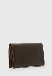 Portafoglio in pelle marrone scuro con una texture liscia, design a pieghe e un logo goffrato sottile sul davanti. Forma compatta e strutturata.