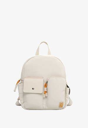 Zaino color crema dalla forma arrotondata, con una tasca esterna arricchita da dettagli arancioni e cuciture distintive. Materiale resistente.