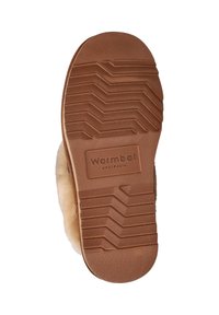 Bruine rubberen zool met zigzagpatroon, met een gestructureerde afwerking en een reliëflogo "Warmbat AUSTRALIA". Zachte vachtdetails zichtbaar aan de randen.