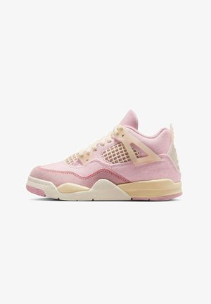 Pink og creme højtop-sneaker med mesh-sidepanel, snøredesign og polstret sål, vist i profil på hvid baggrund.