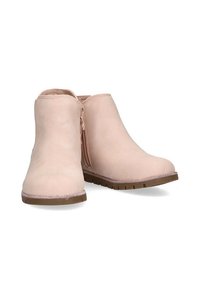 Botas de tobillo de imitación cuero rosa con textura suave, punta redonda, cremallera lateral y suela de goma marrón en contraste. Detalle de borde brillante.