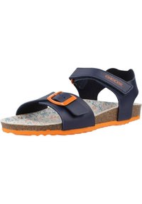 Sandalias azules con acentos naranjas, que cuentan con correas ajustables, una plantilla de corcho y una suela interior estampada. Suela de goma texturizada para mayor tracción.
