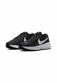 Zapatillas deportivas negras con parte superior de malla, logo de Nike en blanco, y suelas texturizadas para tracción. Presenta cordones negros y un collarín acolchado.