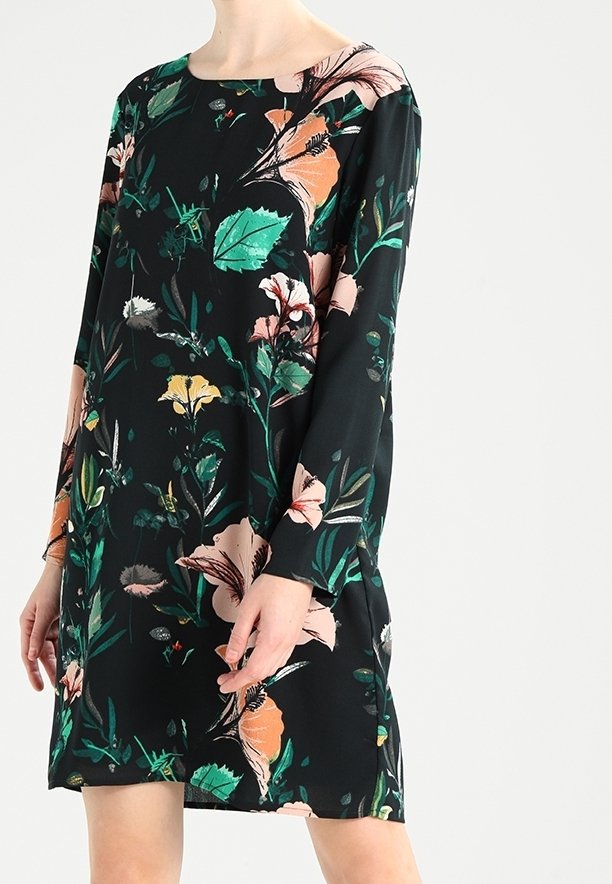 Robe fleurie en tissu noir avec manches longues, encolure arrondie, et un motif vibrant mêlant du vert, du rose et du jaune.