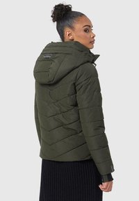 Olijfgroene pufferjack met een chevron-gequilte ontwerp, afneembare capuchon en zwarte accenten. Voorzien van een rits aan de voorkant en geribbelde manchetten.