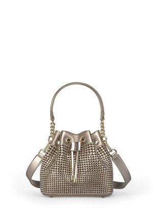 Bolso de cubo metálico dorado con adornos de tachuelas, base redonda, cierre de cordón y correa de cadena desmontable.