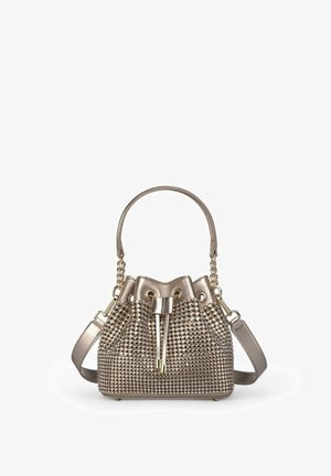 Geantă de umăr metalizată aurie, cu embellismente cu cuie, bază rotundă, închidere cu șnur și curea de umăr detașabilă.