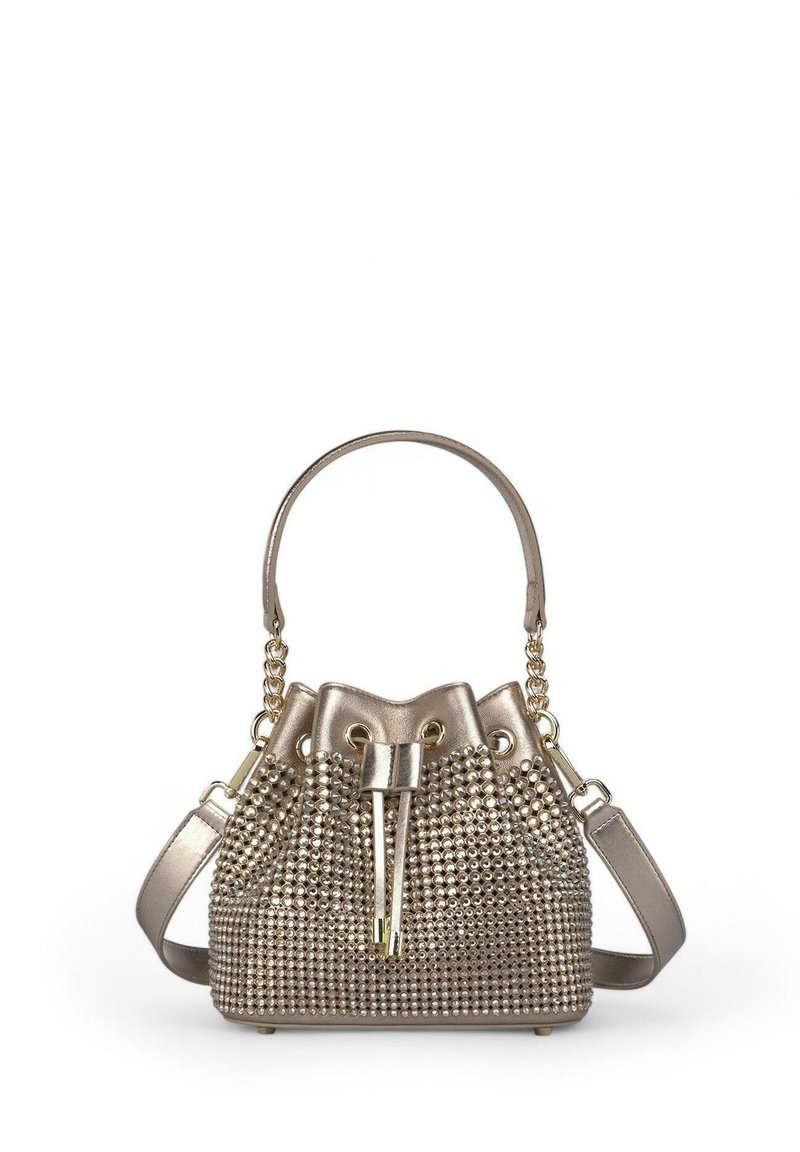 Borsetta a secchiello metallica dorata con decorazioni a borchie, base rotonda, chiusura con laccio e tracolla a catena removibile.