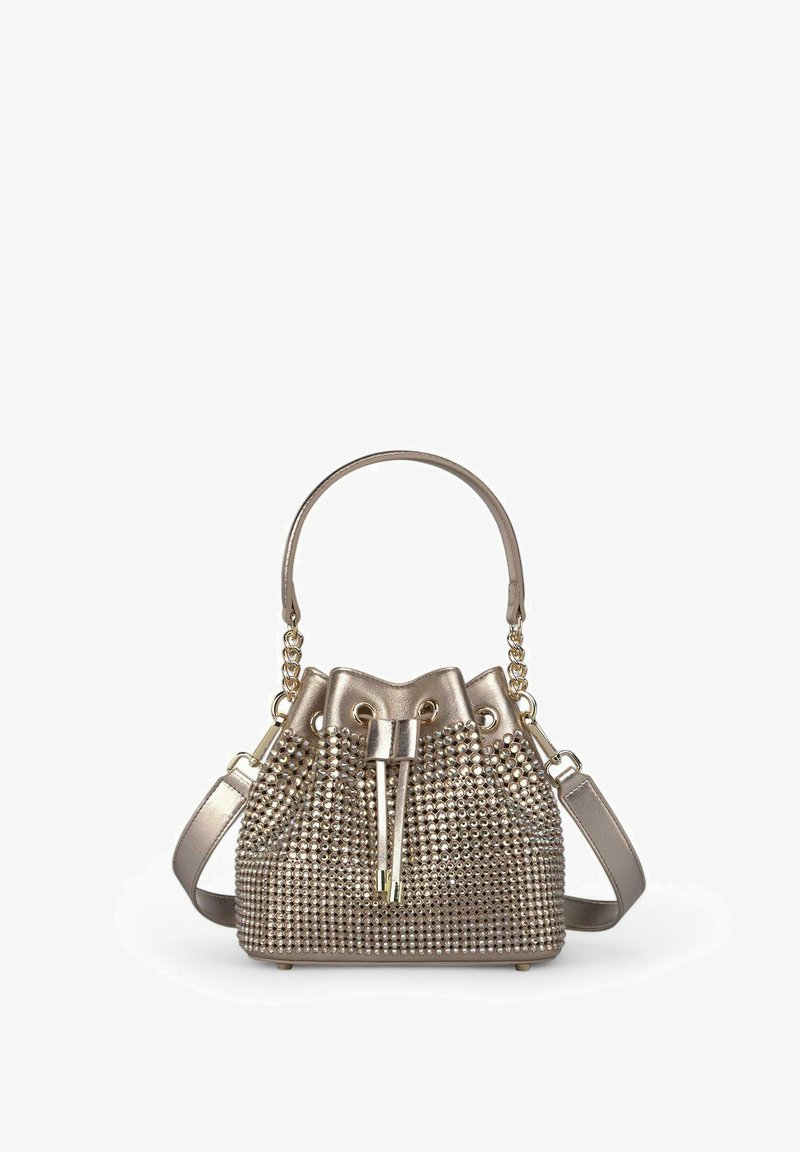 Borsetta a secchiello metallica dorata con decorazioni a borchie, base rotonda, chiusura con laccio e tracolla a catena removibile.