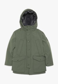 Olivgrüne Jacke mit Kapuze, ausgestattet mit einem weichen grauen Innenfutter, Knopfleiste und zwei großen Klappentaschen vorne.