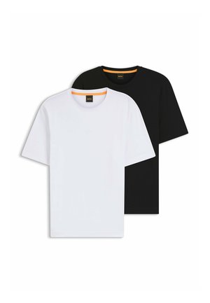 Zwei T-Shirts in Schwarz und Weiß, aus Baumwolle. Beide verfügen über Rundhalsausschnitt, kurze Ärmel und dezente Logodetails in Nackennähe.