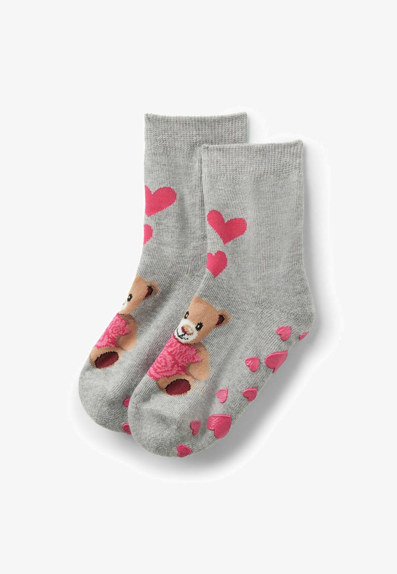 Chaussettes grises pour enfants avec un ours en peluche tenant un cœur rose et plusieurs cœurs roses autour des chaussettes et des semelles.