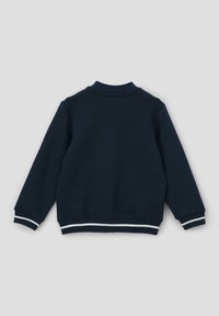 Felpa blu navy con collo a giro e polsini a coste. Strisce bianche all'orlo e ai polsini delle maniche. Texture liscia, design casual.