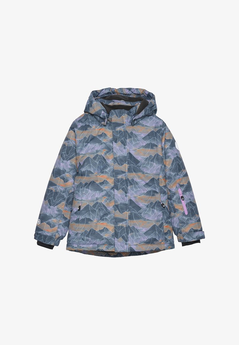Jachetă impermeabilă cu un model peisaj montan în nuanțe de gri, mov și portocaliu. Include glugă, buzunare cu fermoar și manșete elastice.