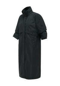 Crni dugi kišni kaput s visokim ovratnikom i rukavima do tri četvrtine duljine, s detaljima na kopčama i bočnim džepovima.