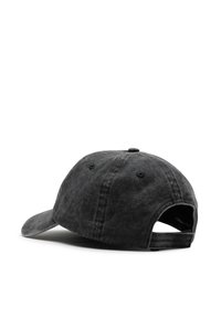 Cappello in tessuto nero con visiera curva, che mostra una superficie testurizzata, cinturino regolabile sul retro e dettagli di cucitura lungo le cuciture.
