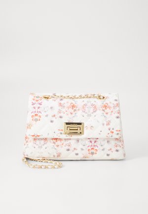 Sac à main blanc matelassé avec un motif floral multicolore, quincaillerie dorée et une chaîne tissée. Ferme avec un système de fermeture à clip.