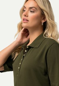 Ulla Popken MANCHES COURTES - Polotričko - forest green